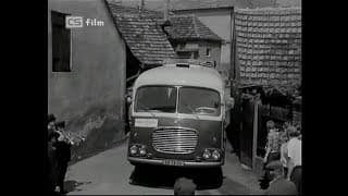 Autobus Škoda 706 RO s netradičnou karosériou vo filme Panenství a kriminál (1969)