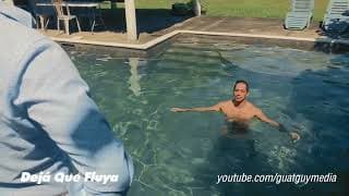 Clip DEJÁ QUE FLUYA - "¿Nunca te has metido a nadar desnudo?"