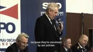 Miloš Zeman dostává vázu- Hra o kámen