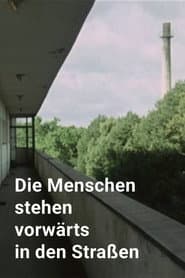 Die Menschen stehen vorwärts in den Straßen